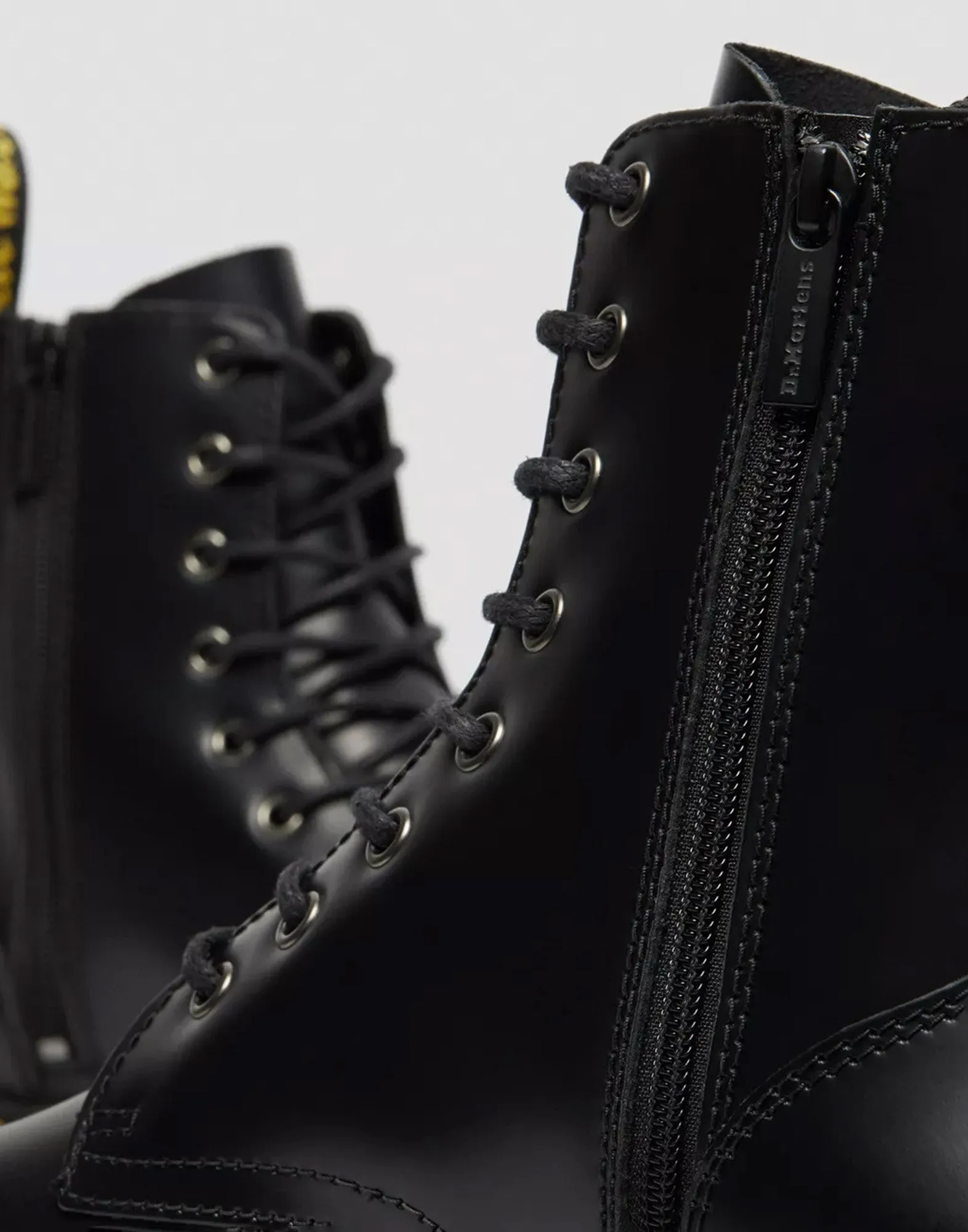 DR. MARTENS Anfibi Jadon con Platform in Pelle Smooth Black