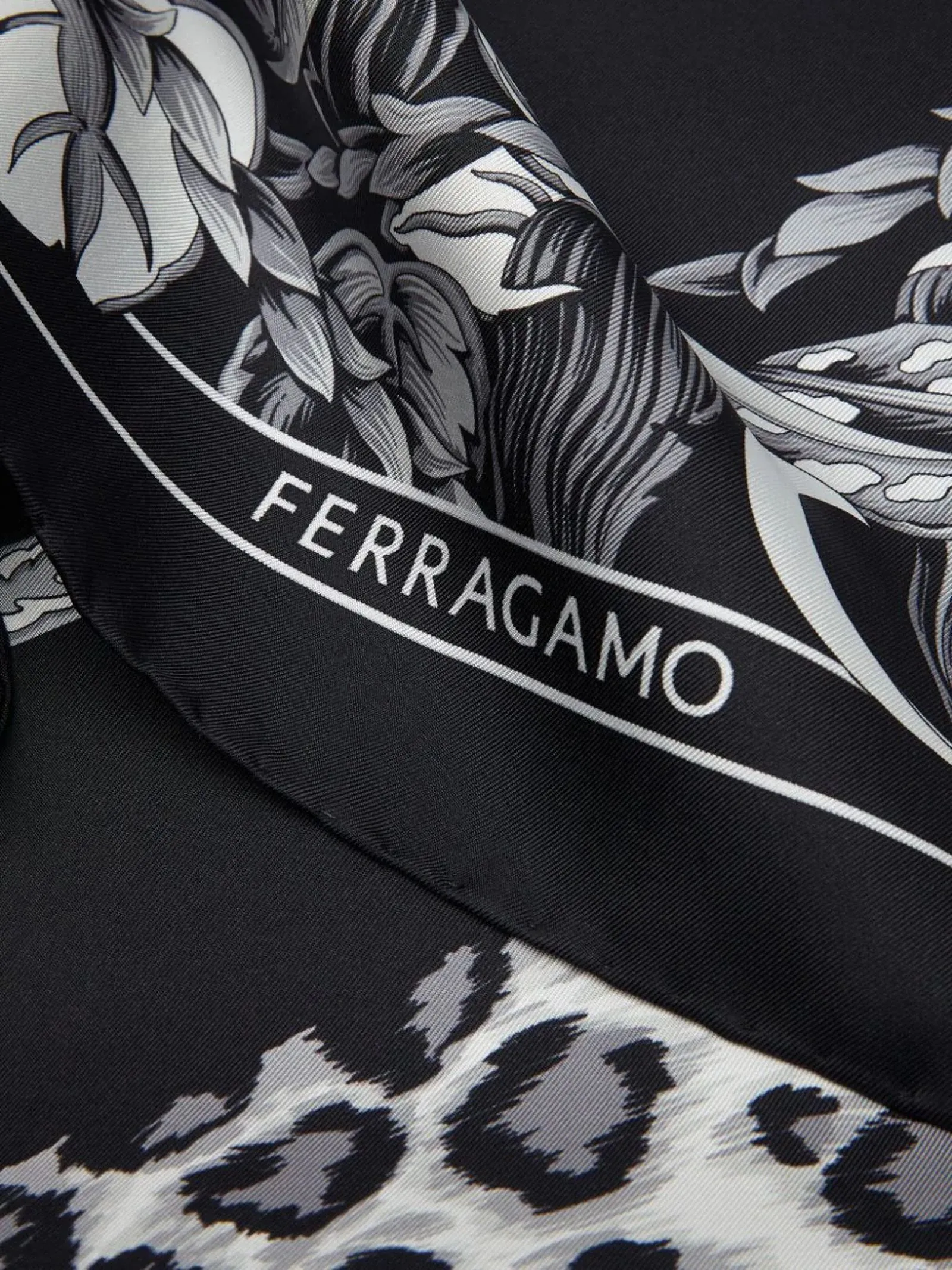 FERRAGAMO Accessori,Foulard Foulard in seta stampa Animalier 